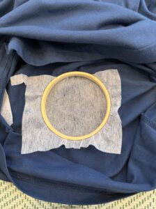 無地のTシャツにワンポイント刺繍