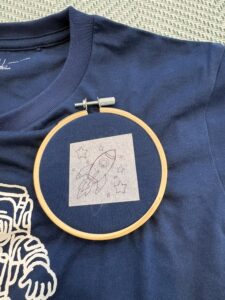 無地のTシャツにワンポイント刺繍