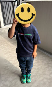 無地のTシャツにワンポイント刺繍をしたオリジナルTシャツ