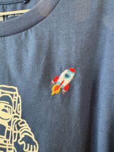 無地のTシャツにワンポイント刺繍